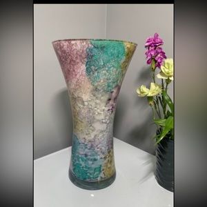 Adorable floral vase, perfect for display/cut flowers 10" tall
